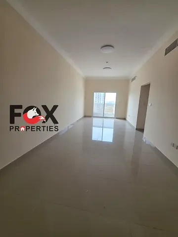 شقة غرفتين وصالة أول ساكن في الجرف 3، تشطيب ديلوكس، خزائن حائط، موقع مميز قريب من السوق الصيني وجميع الخدمات.