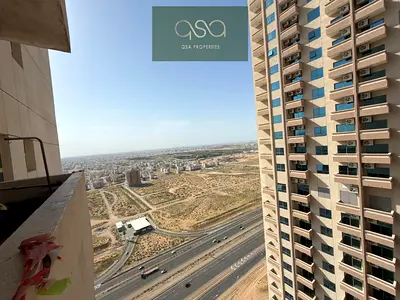 للايجار السنوى شقة بسعر لا يُعوّض بموقع متميز بالقرب من شارع الشيخ محمد بن زايد جاهزة للسكن بإطلالة مفتوحة على المدينة