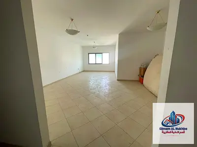 أكبر مساحة شقة ثلاث غرف وصالة للإيجار في النباعة مع بلكونة وخزائن بالحائط وغرفة غسيل وتكييف وغاز مركزي و2 حمام موقع مميز قريب من جميع الخدمات