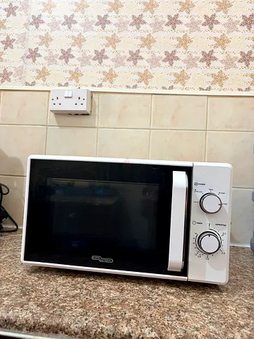 Compact countertop microwave oven - good working condition