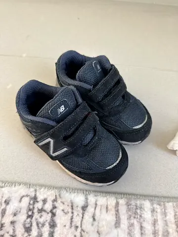 Used New Balance kids black velcro trainers, size uk 6.5 (eu23.5)