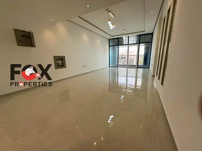 للإيجار السنوي شقة فاخرة ومميزة في النعيمية 3 بعجمان، بالقرب من بنك دبي الإسلامي، تصميم سوبر ديلوكس يوفر سكن عصري وفاخر. تتكون الشقة من غرفتين نوم وصا