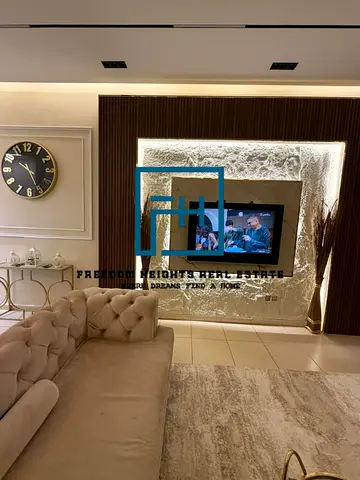 شقة جديدة كلياً مفروشة بالكامل مكونة من غرفتي نوم وصالة للبيع | برج عجمان وان 9 | موقع مميز بالقرب من الكورنيش | جاهزة للسكن