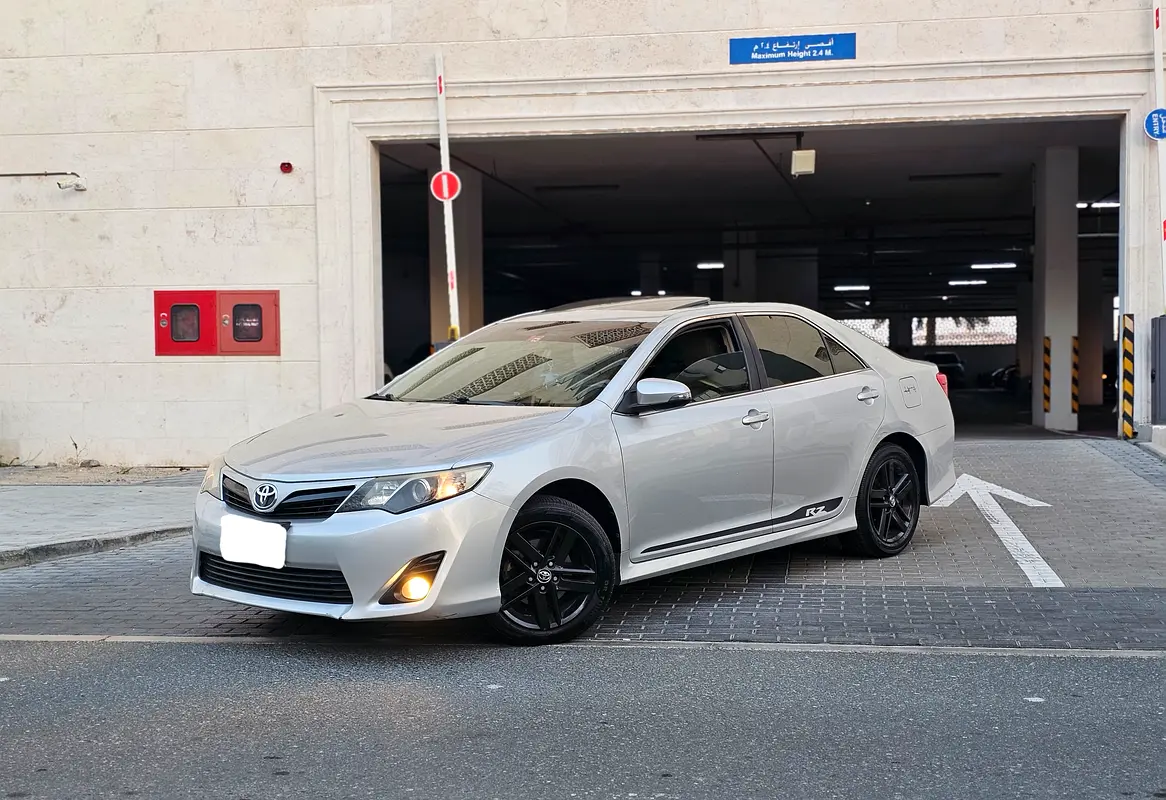Toyota Camry 2015 — photo 1 of 10
