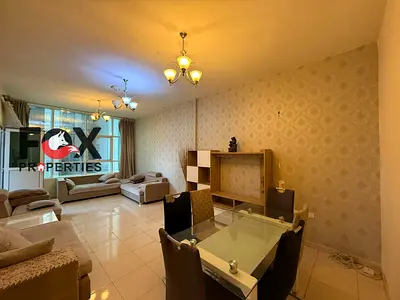 غرفة وصالة مفروشة للإيجار السنوي في أبراج الأورينت، 2 حمام وبلكونة بإطلالة بحرية مع جيم ومسبح وباركينج مجاني، بسعر 35,000 درهم.