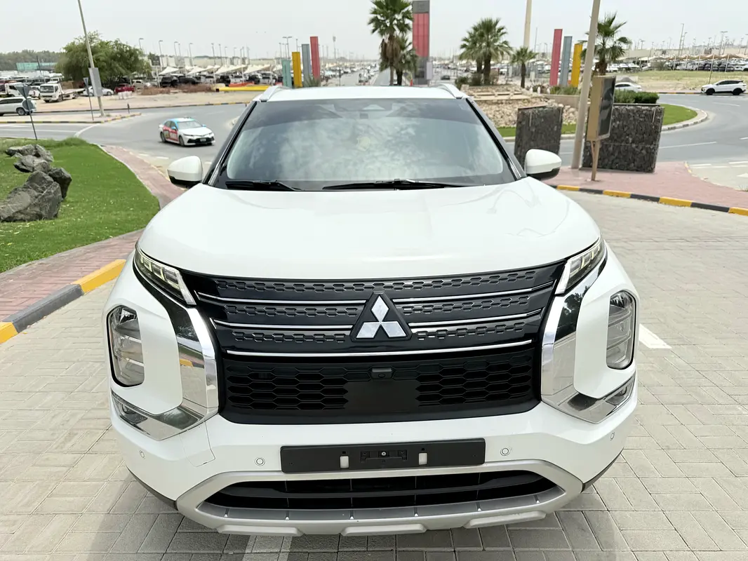 Mitsubishi Outlander 2023 — photo 1 of 20