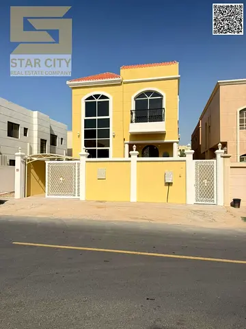 هذه الفيلا ليست مجرد سكن، بل مساحة استقرار حقيقية لعائلة تبحث عن الراحة والخصوصية في موقع مطلوب داخل الروضة 2.  • موقع استراتيجي