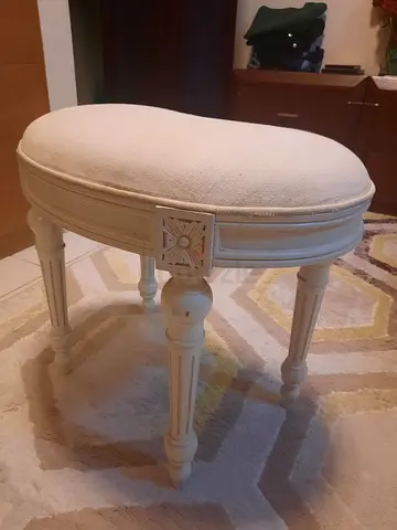 off-white  stool from 2XL