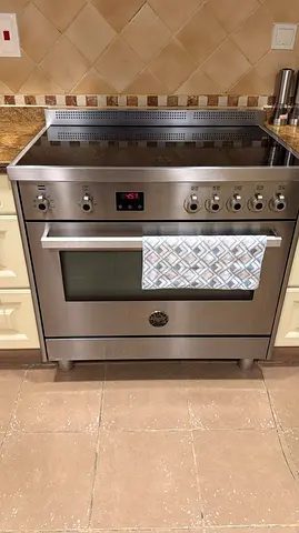 Bertazzoni 5 hobs electric ceramic stove same like new condition