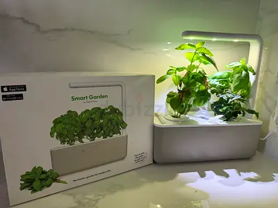 Smart Garden indoor hydroponic planter with LED grow light - working condition