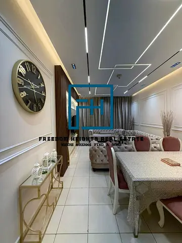 شقة جديدة كلياً مفروشة بالكامل مكونة من غرفتي نوم وصالة للبيع | برج عجمان وان 9 | موقع مميز بالقرب من الكورنيش | جاهزة للسكن