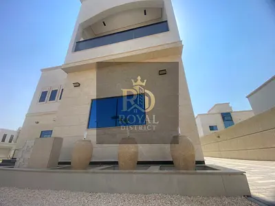 فيلا فاخرة في الحوشي بتصميم عصري راقٍ – 5 غرف نوم ماستر مع غرف ملابس – مصعد داخلي – تشطيبات فائقة الجودة – حديقة خاصة ومواقف متعددة – جاهزة للسكن.