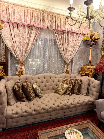 Classic tufted 3-seater sofa in beige fabric