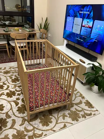 Solid Wood Baby Crib in Good Condition - Natural Finish