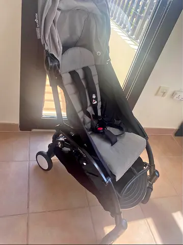 Lightweight compact pram stroller in excellent condition