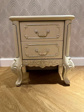 Antique-style cream bedside table / nightstand set with ornate detailing