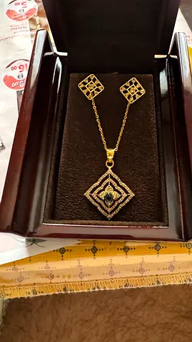 Uncut diamond pendant with stud 22k