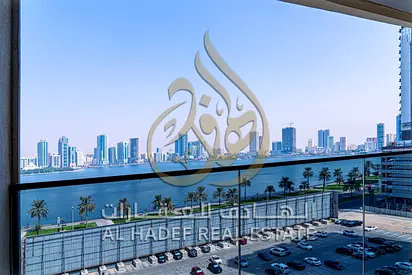إطلالة بحيرة مباشرة — 3 غرف وصالة أول ساكن في المجاز 3 مع باركن وخدمات فاخرة