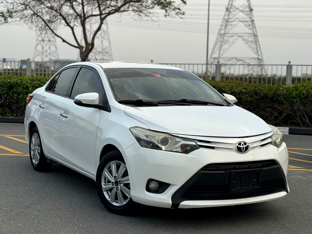 Toyota Yaris 2014 — photo 1 of 8