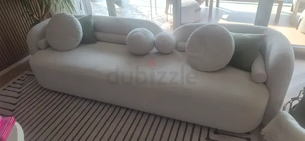 Modern Curved White 3-Seater Sofa with Decorative Cushions
