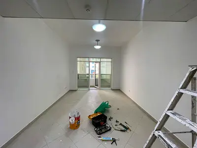 اجمل اطلالة مفتوحة ببلكونة لغرفتين وصالة ماستر مع غرفة استور تشطيب ممتاز مع موزع بين الغرف مساحات كبيرة علي شارع المالك فيصل