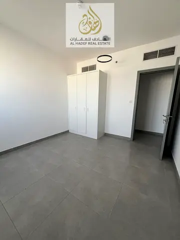 شقة غرفتين وصالة للإيجار في الشارقة المجاز 2 موقع مميز وتاني ساكن مع نظام دفع مرن وقريب من جميع الخدمات