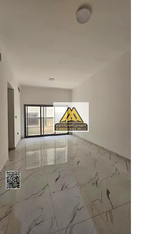 شقة غرفة وصالة أول ساكن في الجرف 3 عجمان، مساحة واسعة، غرفة ماستر، بلكونة، خزائن حائط. 33,000 درهم سنويًا، 4/6 دفعات، موقع مميز.