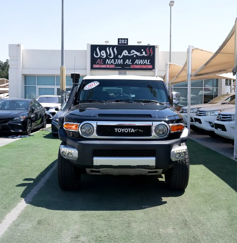Toyota FJ Cruiser 2012 — photo 1 of 8