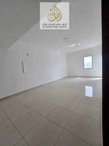 الايجارسنوي عجمان الجرف2 جنب المدرسة الهندية والمدرسة كوزموبولليتان الدولية الهندية البنايه عائلات شقه ثلاث غرف وصاله مع غرفه خدمة2 بلكونه 4 حمام