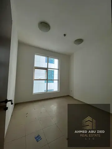 شقة غرفتين وصالة للإيجار السنوي في أبراج السيتي تاور النعيمية 2 بمطبخ مغلق وصالة منفصلة و2 بلكونة بإطلالة مفتوحة وتشطيب مميز