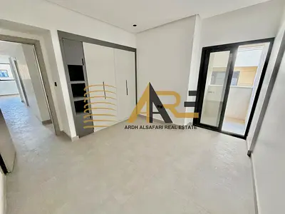 شقة رائعة جديدة تمامًا، غرفتا نوم، 3 حمامات، خزائن ملابس، ومطبخ جميل، بسعر 64 ألف فقط.