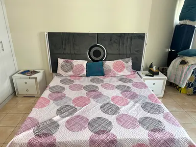 King size Bed with Headboard and 2 Nightstands - hydraulic box - New Mattress