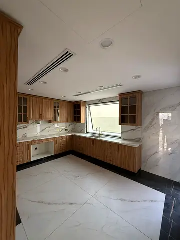 للبيع فيلا فاخرة في منطقة حوشي بتشطيبات راقية وتصاميم عصرية مميزة، تقع في موقع هادئ ومناسب للعائلات. تمتد الفيلا على مساحة 4,200 قدم