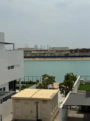 فيلا فاخرة بموقع خرافي للايجار السنوي المفروش بالشارقة - منطقة الحمرية -ثلاث طوابق-4 غرف نوم -غرفة خادمة -6 حمام--تقع علي جزيرة مع واجهة بحرية مباشرة