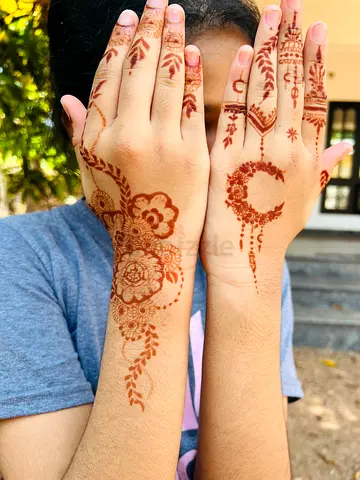 Henna artist