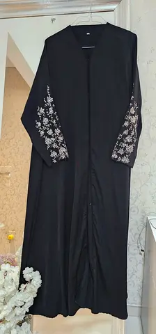Black Embroidered Abaya — Excellent Condition, Lightly Worn