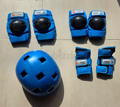 SET OF 3 PROTECTORS AND HELMET. Skating Scooter Skateboard - BLUE