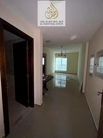 شقة غرفتين وصالة للإيجار في الشارقة المجاز 2 بدون بلكونة بموقع مميز وسعر مناسب وقريبه من جميع الخدمات