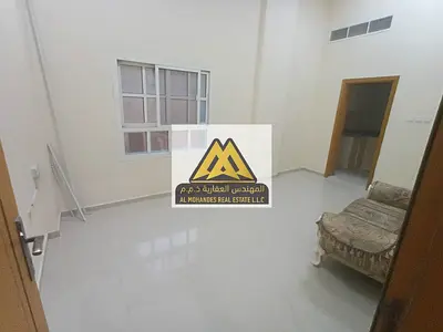 استوديو واسع للإيجار في الروضة 2 شارع مكة بمطبخ منفصل وتكييف مركزي وبناية نظيفة بموقع حيوي