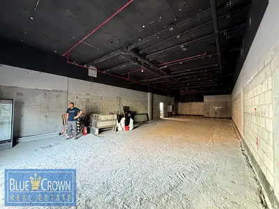 High footfall/Huge size/2 parkings