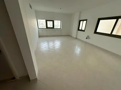 ارقى وافخم شقه غرفتين وصالة المجاز 1، 2 حمام، قريب الوحدة وسفير مول، تكييف مجاني، 55 ألف سنوي، 4/6 دفعات، تأمين 2000، باركن 2500.قريب من جميع الخدمات
