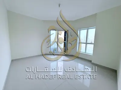 فرصة مميزة لعشاق السكن الراقي والمساحات الواسعة في واحدة من أجمل مناطق الشارقة، حيث تجمع هذه الشقة بين الموقع الحيوي والإطلالة البحرية الخلابة التي تو