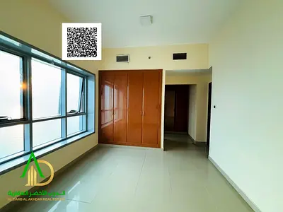 غرفتين وصالة مع غرفة خادمة اطلالة مباشرة علي البحر  في ابراج كورنيش عجمان  بمساحة واسعة وتشطيب مميزة بالقرب من كافة الخدمات ومحطة الباص والمطاعم