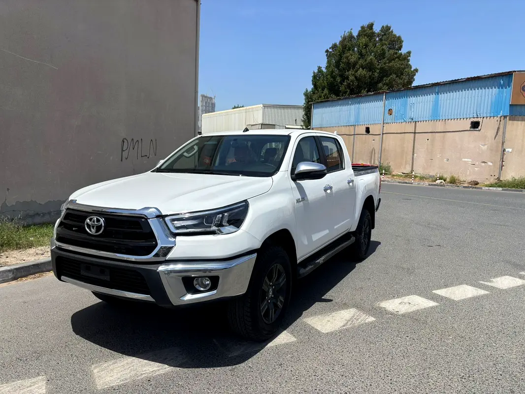 Toyota Hilux 2025 — photo 1 of 13