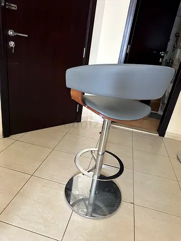 Modern bar stool with real leather and swivel mechanism