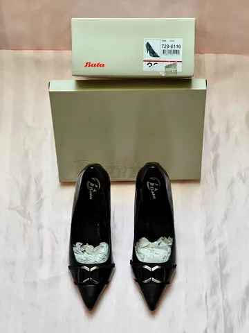 Women genuine leather high heels shoes new from Bata brand size 39.