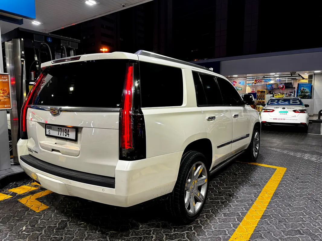 Cadillac Escalade 2015 — photo 1 of 8