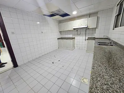 شقة 3 غرف وصالة واسعة بالمجاز 2 | موقع ممتاز قرب شرطة البحيرة | مخرج سهل لدبي