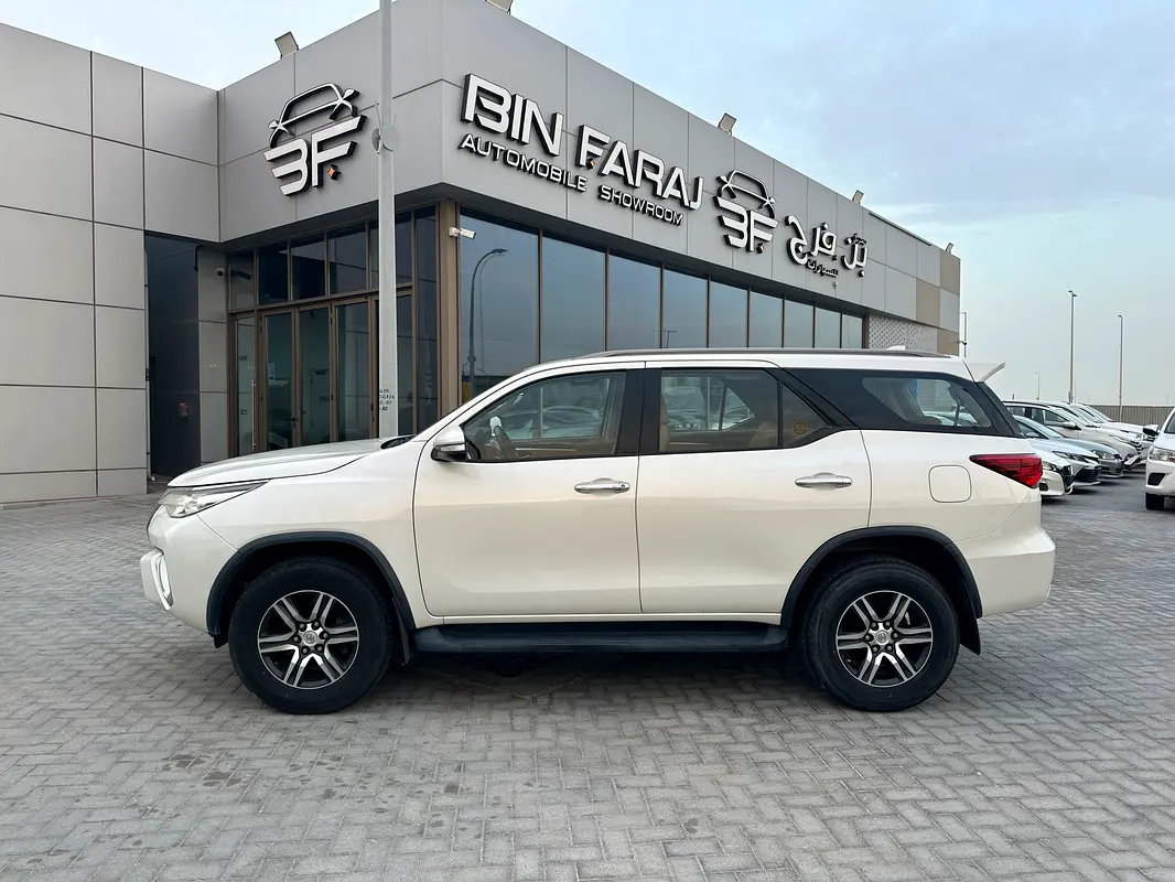 Toyota Fortuner 2017 — photo 1 of 8
