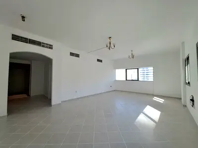 شقة مريحة غرفتين وصالة | بدون مبرد | قريبة من موقف الحافلات | غرفة نوم رئيسية | شرفة | موقع📍 مميز | مناسبة للعائلات